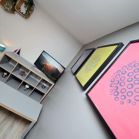 Stone'S Throw City Centre - Tv In Every Bedroom! Swansea Exterior photo
